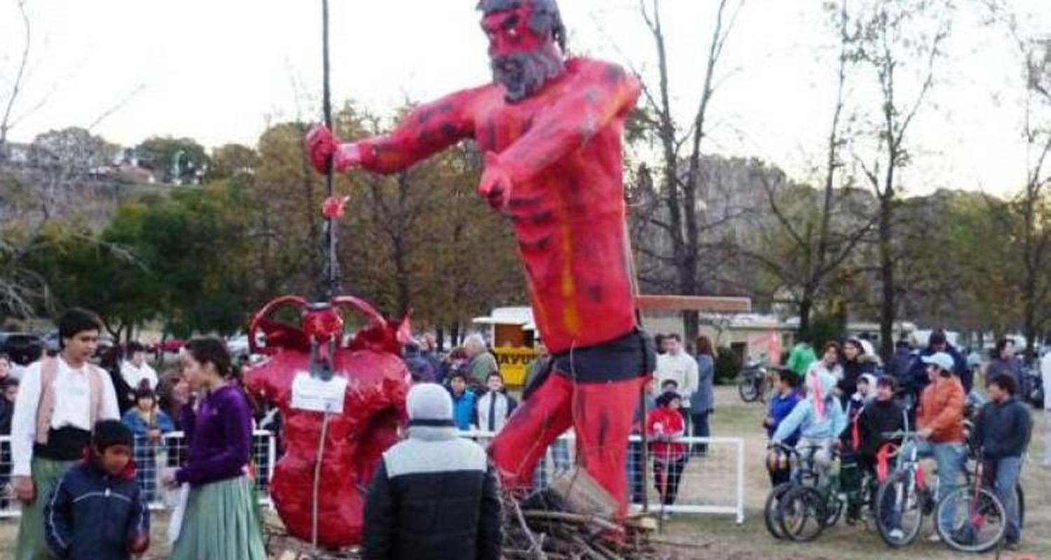 Todo listo para la Fiesta de la Quema del Demonio