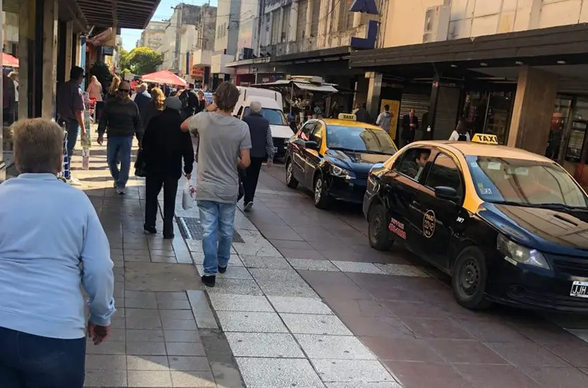 Sancionarán a los taxis que circularon por la Peatonal San Martín para esquivar un piquete  