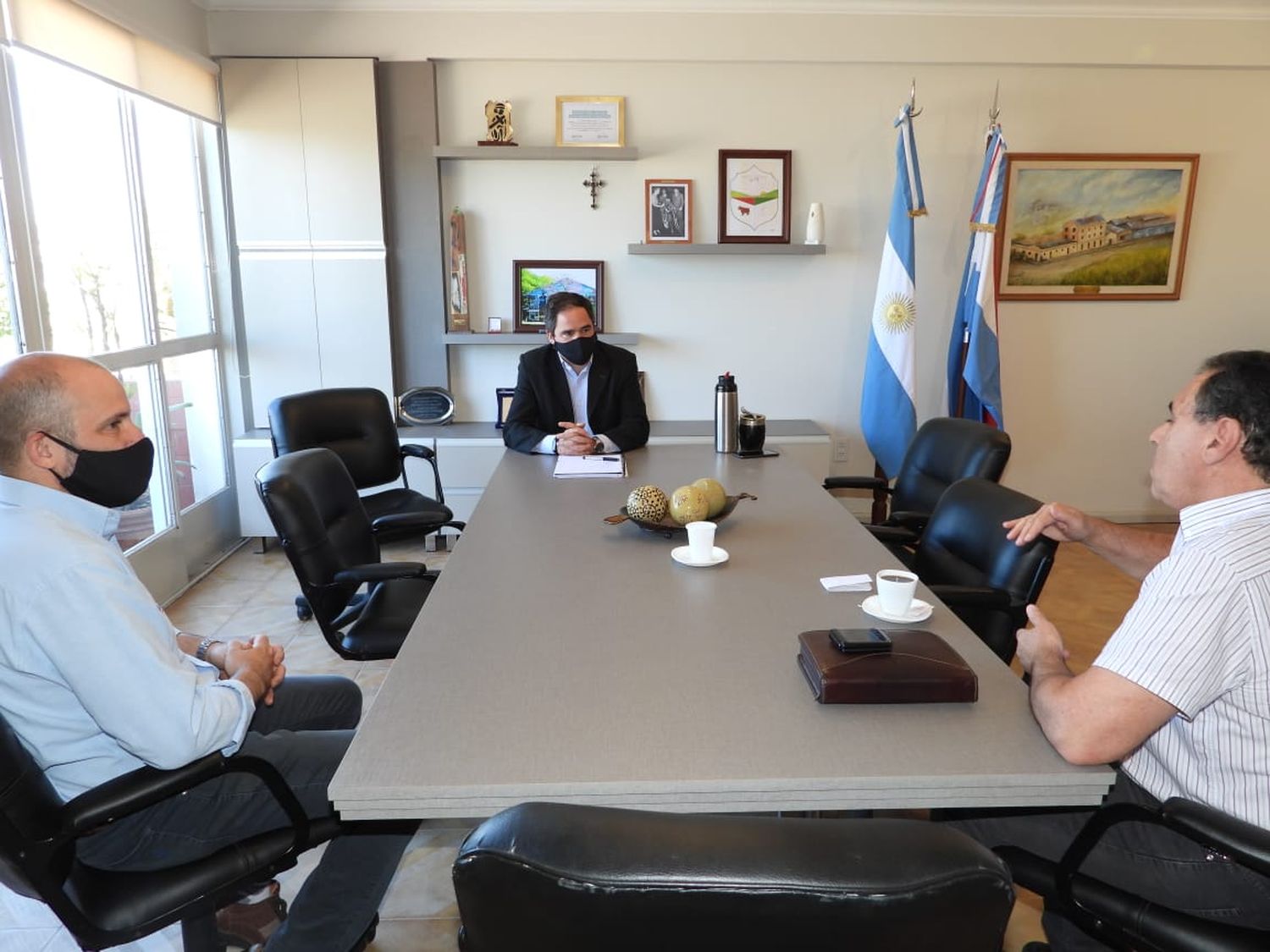 El intendente de Larroque recibió el titular de la firma Imperial Cord