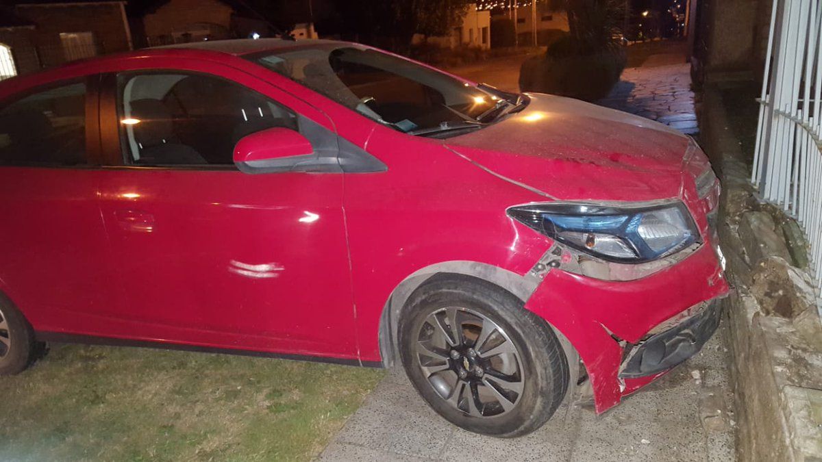 Conducía sin ninguna documentación y chocó un auto estacionado