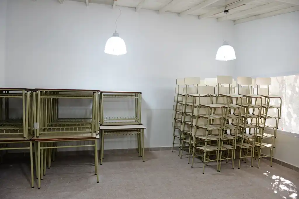 San Fernando entregó nuevo mobiliario para las Escuelas N° 20 y 28