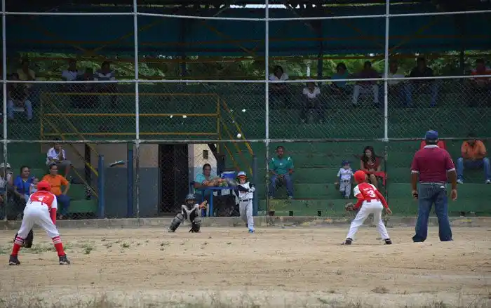 30 años de cárcel para profesor de béisbol que violó a nueve niños