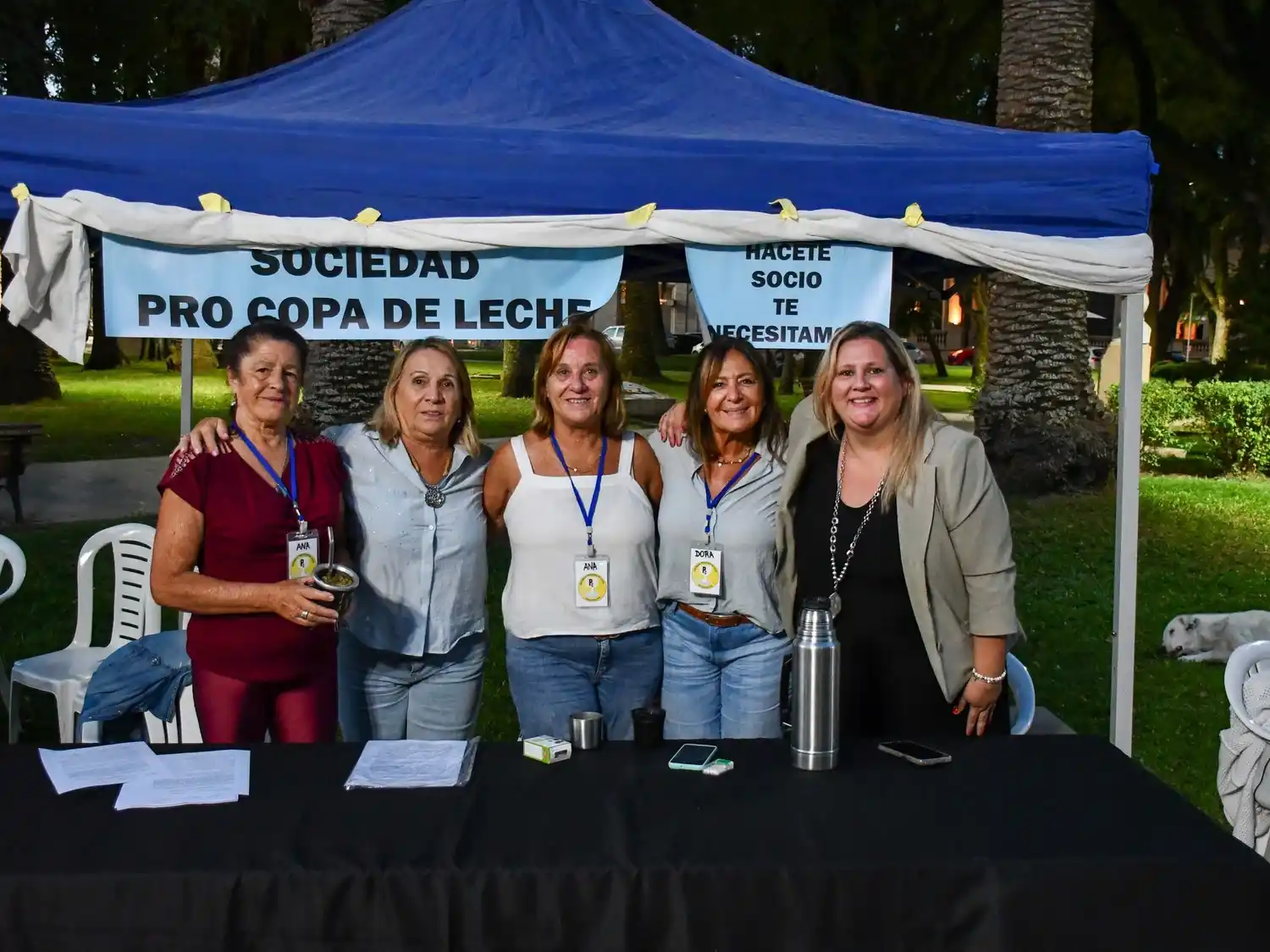 Autoridades municipales (Ayelén Acosta a la derecha) junto a integrantes de la Pro Copa de Leche. (Foto: MG).