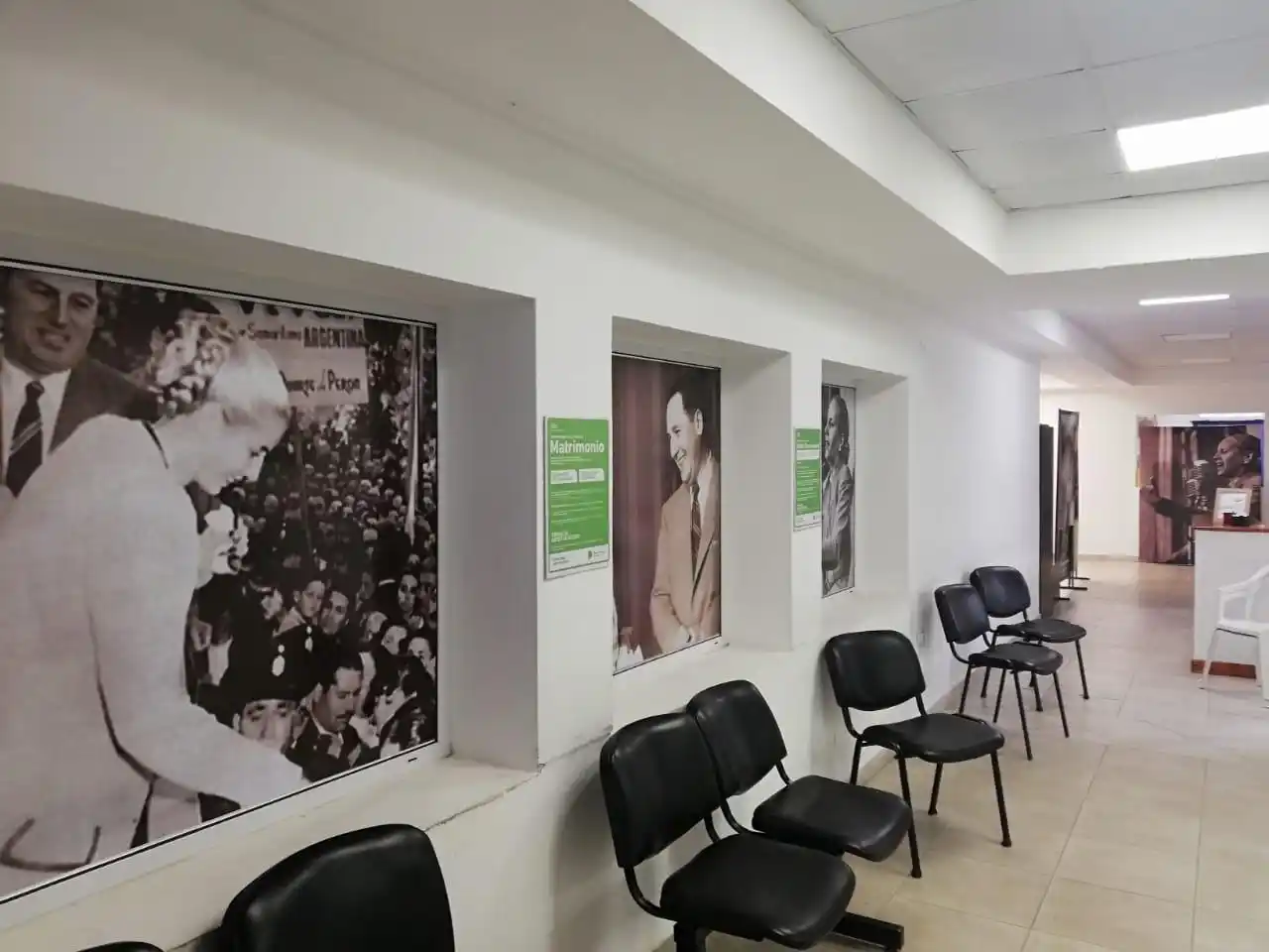 En el Registro Civil de Baradero colgaron gigantografías de Perón y Evita y ahora luce como un comité del PJ