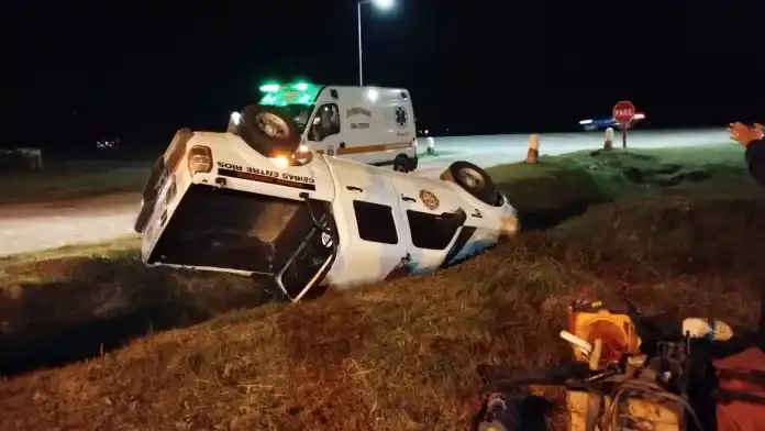 Un bombero protagonizó un impactante vuelco en la Ruta 12