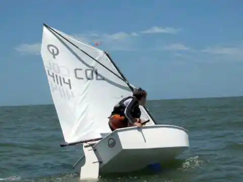 Los Optimist volvieron al mar, se llenaron las canchas de tenis y hay primer campeón en golf