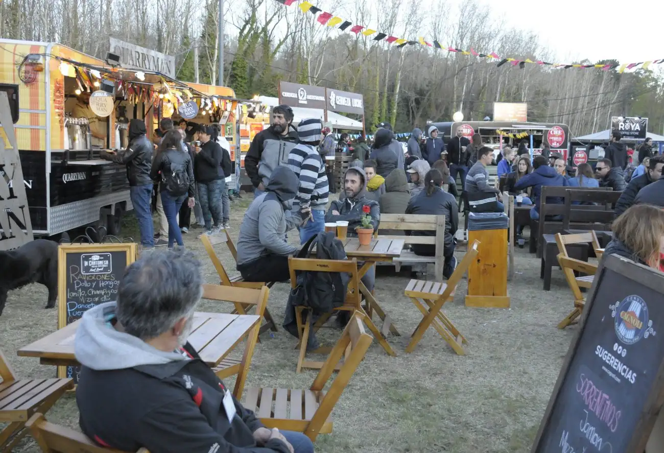 Cientos de personas disfrutan del Octoberfest