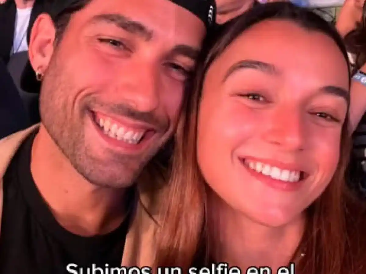Se sacó una selfie con su novia y nunca se percató que Messi estaba atrás