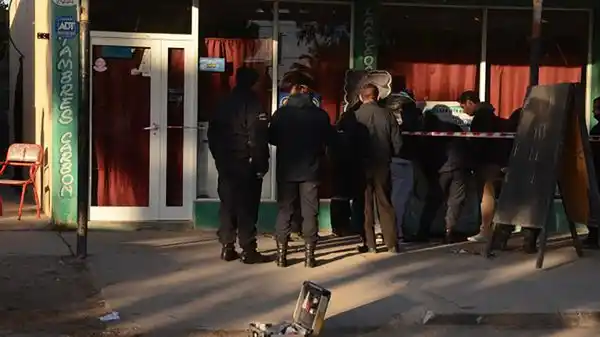 Encuentran a un nene de 7 años en el freezer del negocio de sus papás