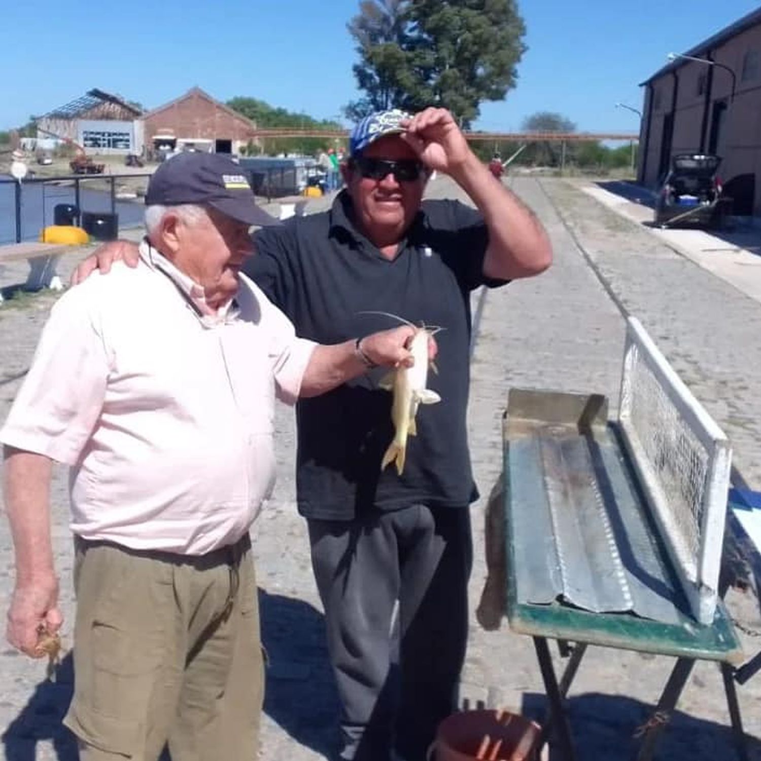 La pesca deportiva es: disfrutar del ámbito elegido para pescar, como respetar al compañero cuando pesca, como ayudar a alguien cuando lo necesite, como leer el agua al pescar.. entre otras cuestiones son las cosas que se destacan en este deporte,
