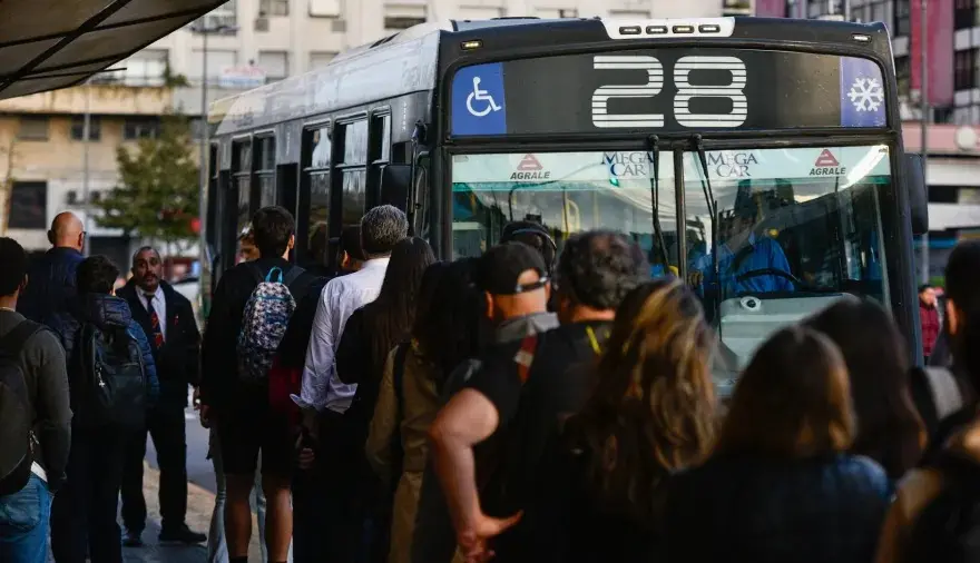 Los colectivos seguirán circulando con frecuencias reducidas.
