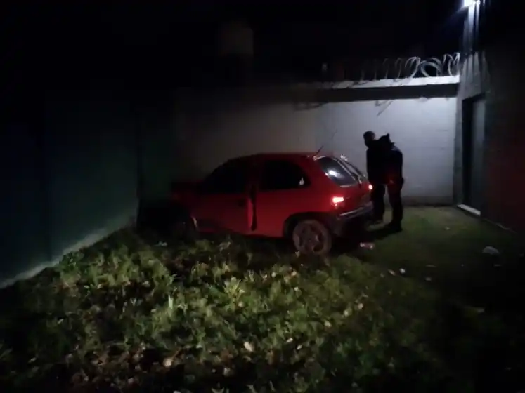 A las 4 de la madrugada se metieron con un auto dentro de una casa: ¿Qué hacían a esa hora?