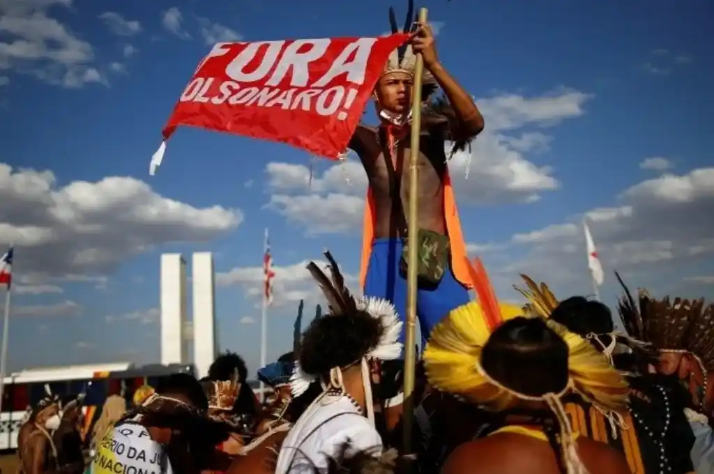 Grupos indígenas protestan contra Bolsonaro en Brasilia