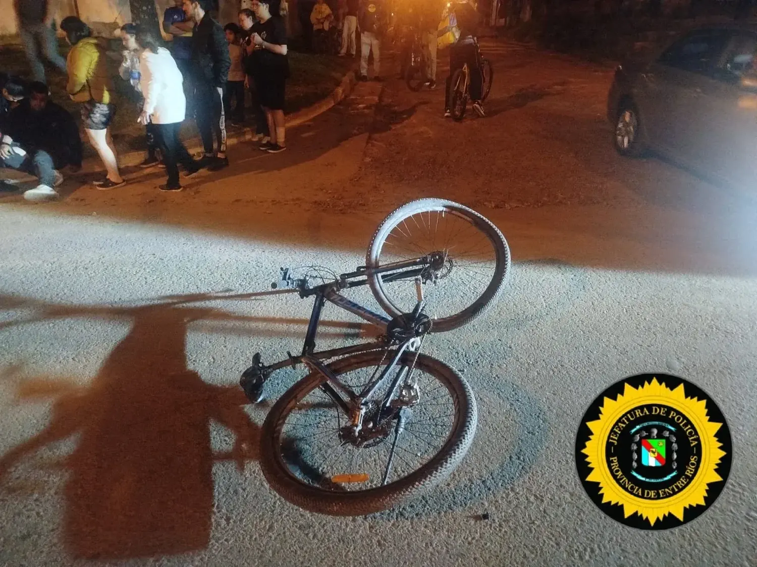 Un choque entre una moto y una bicicleta dejó tres personas heridas