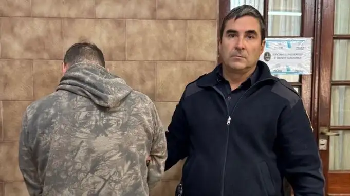 El detenido, de 41 años, fue trasladado y alojado en una dependencia policial.