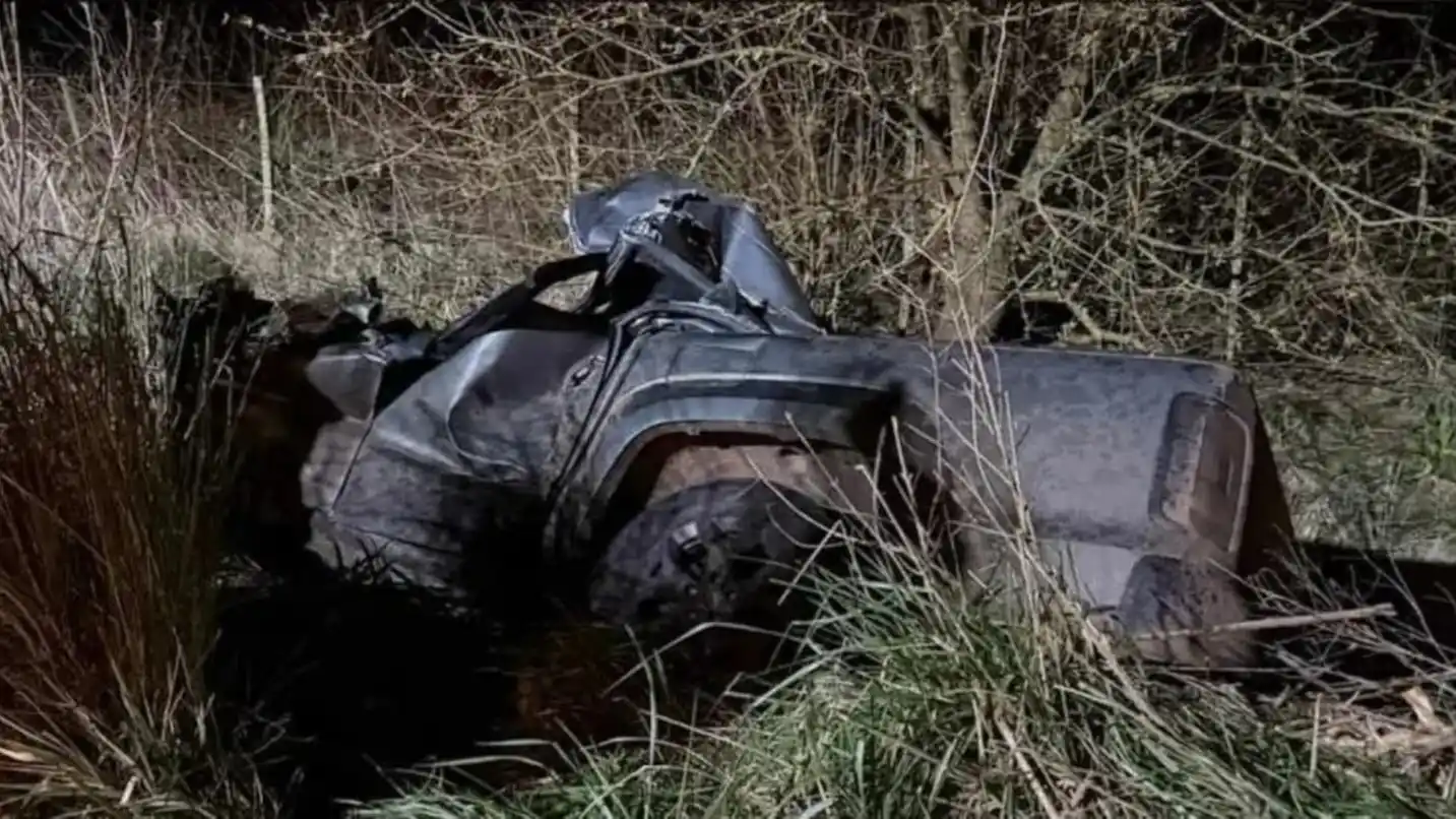 Tras el choque, la camioneta terminó en la cuneta y el camión quedó atravesado en el cruce del retome central de la autovía.