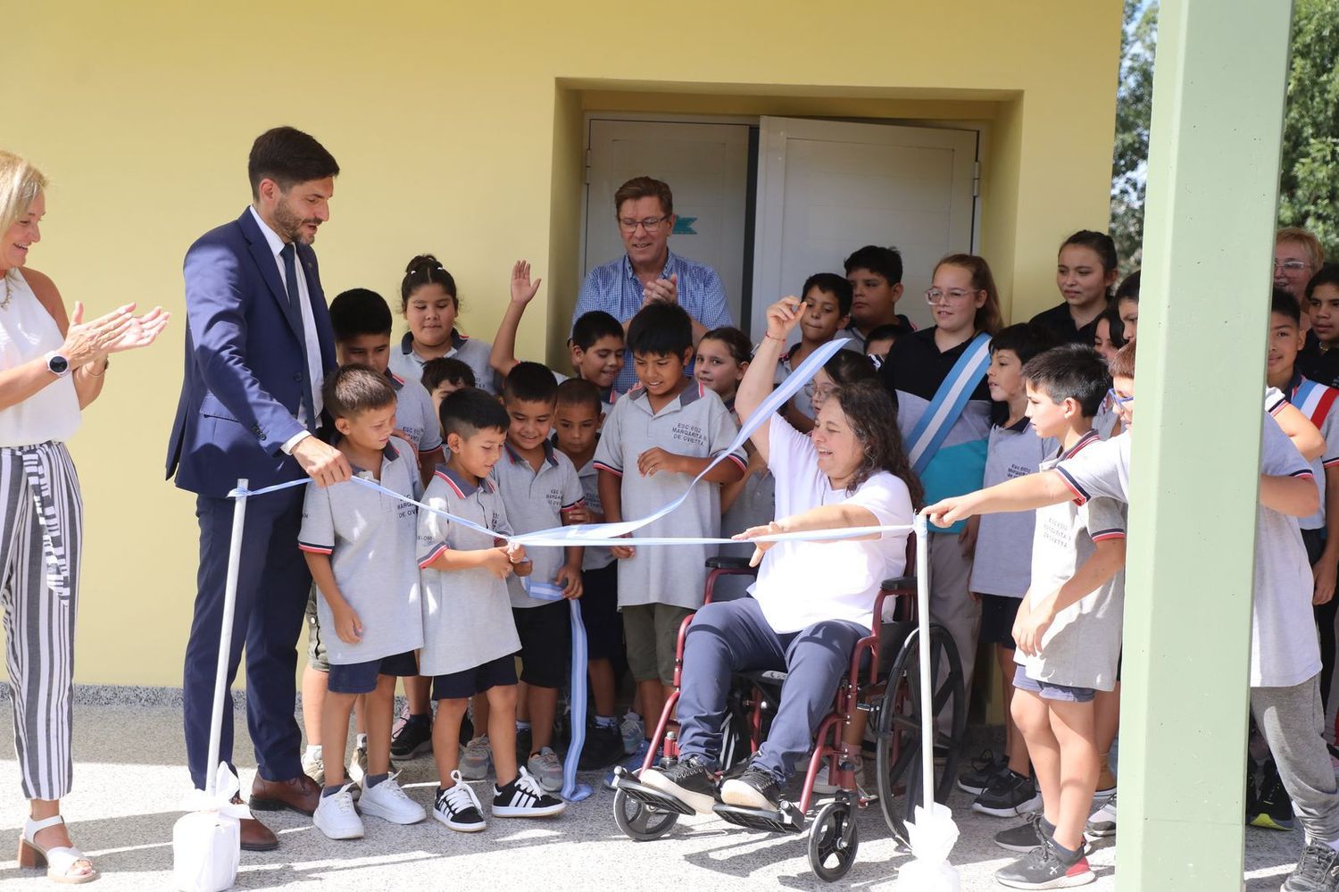 El corte de cinta para inaugurar el ciclo lectivo.