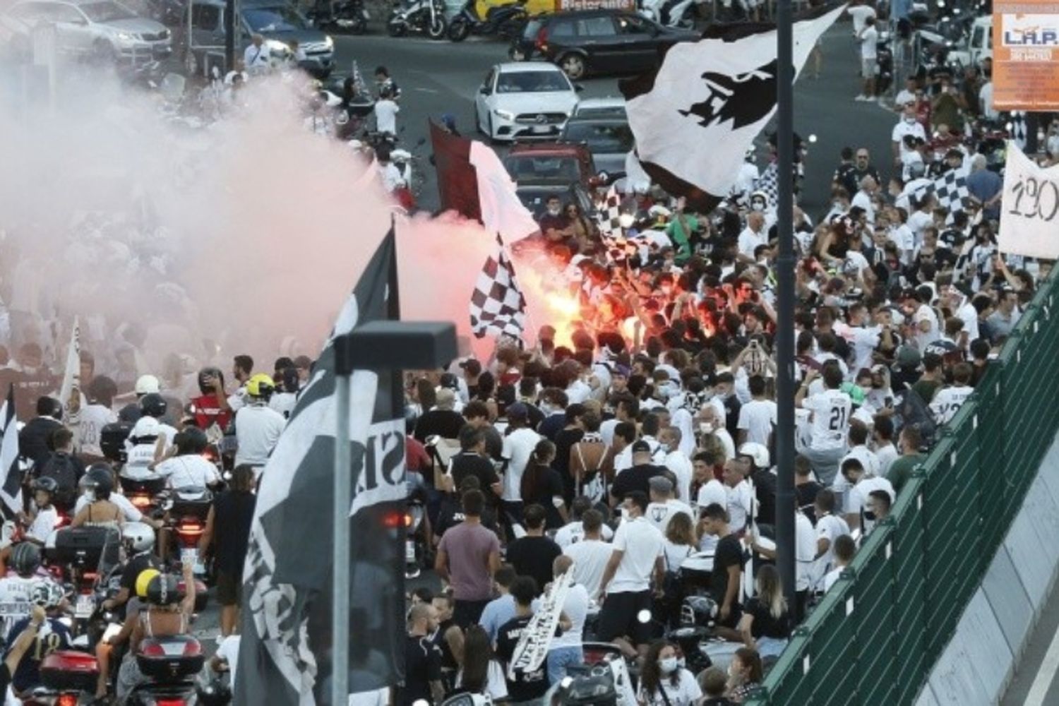 «Maradona está muerto»: el hostil cántico de la hinchada del Spezia contra Napoli