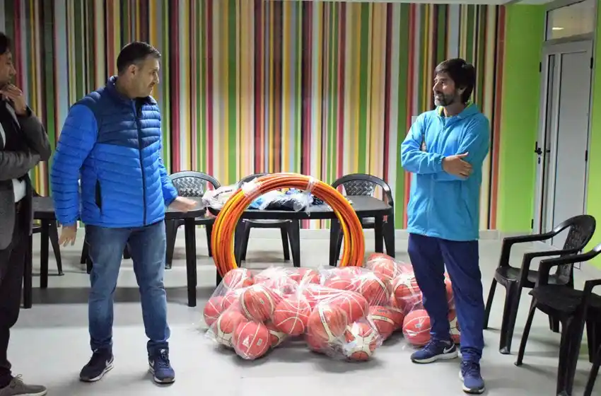 Unión entregó material deportivo a los Polideportivos barriales