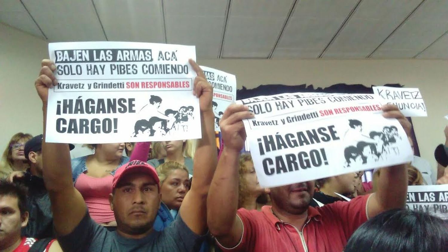 Video: Tras la represión en un comedor, Grindetti fue escrachado en el Concejo de Lanús