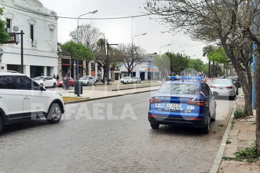 Intentaba abrir las puertas de locales en pleno microcentro rafaelino con un destornillador