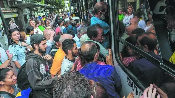 CRISIS, PANDEMIA Y ESCASEZ DE GASOLINA: la tormenta perfecta que arruina el transporte público en Venezuela