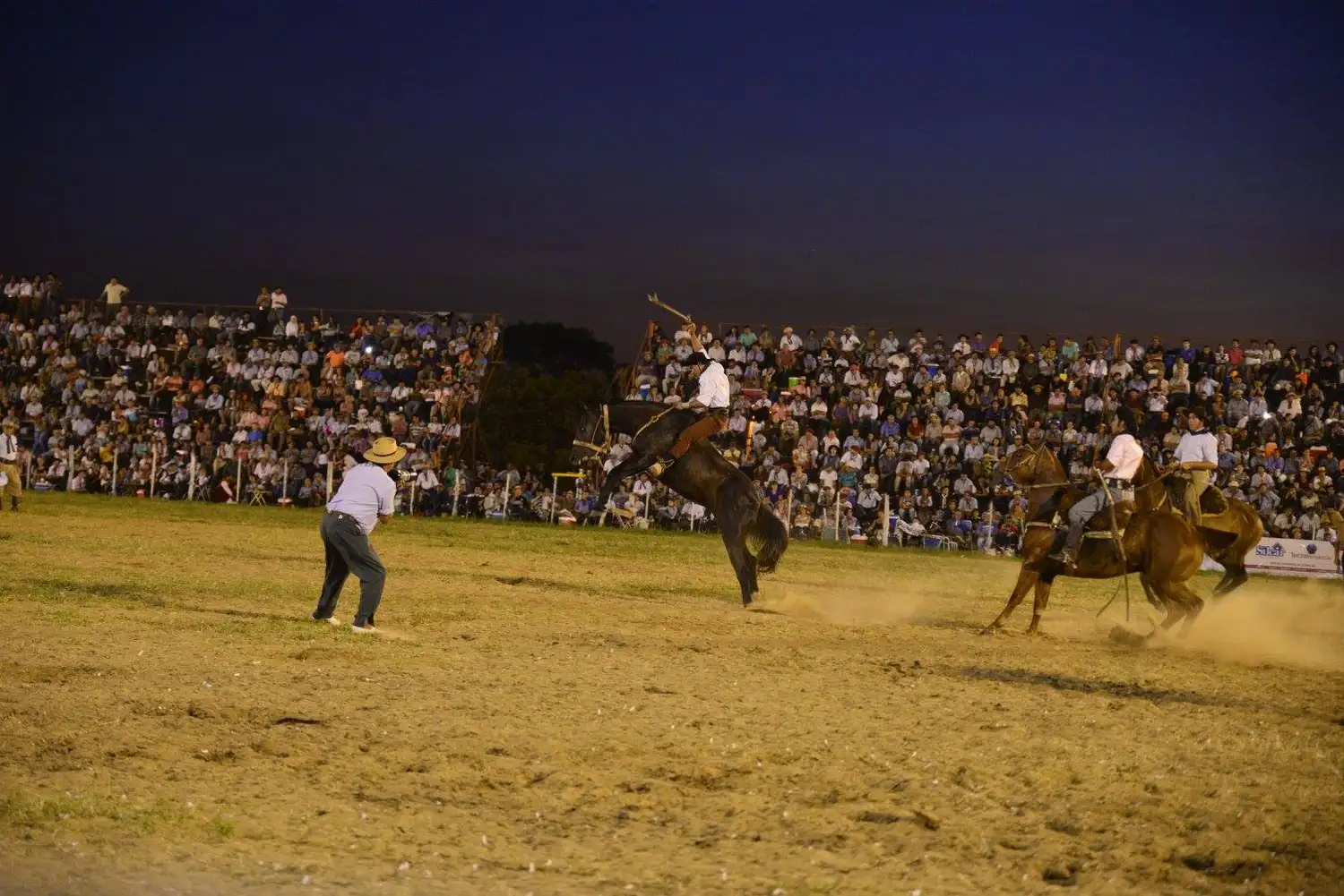 La cuarta luna festivalera brindó tres rondas de jineteada