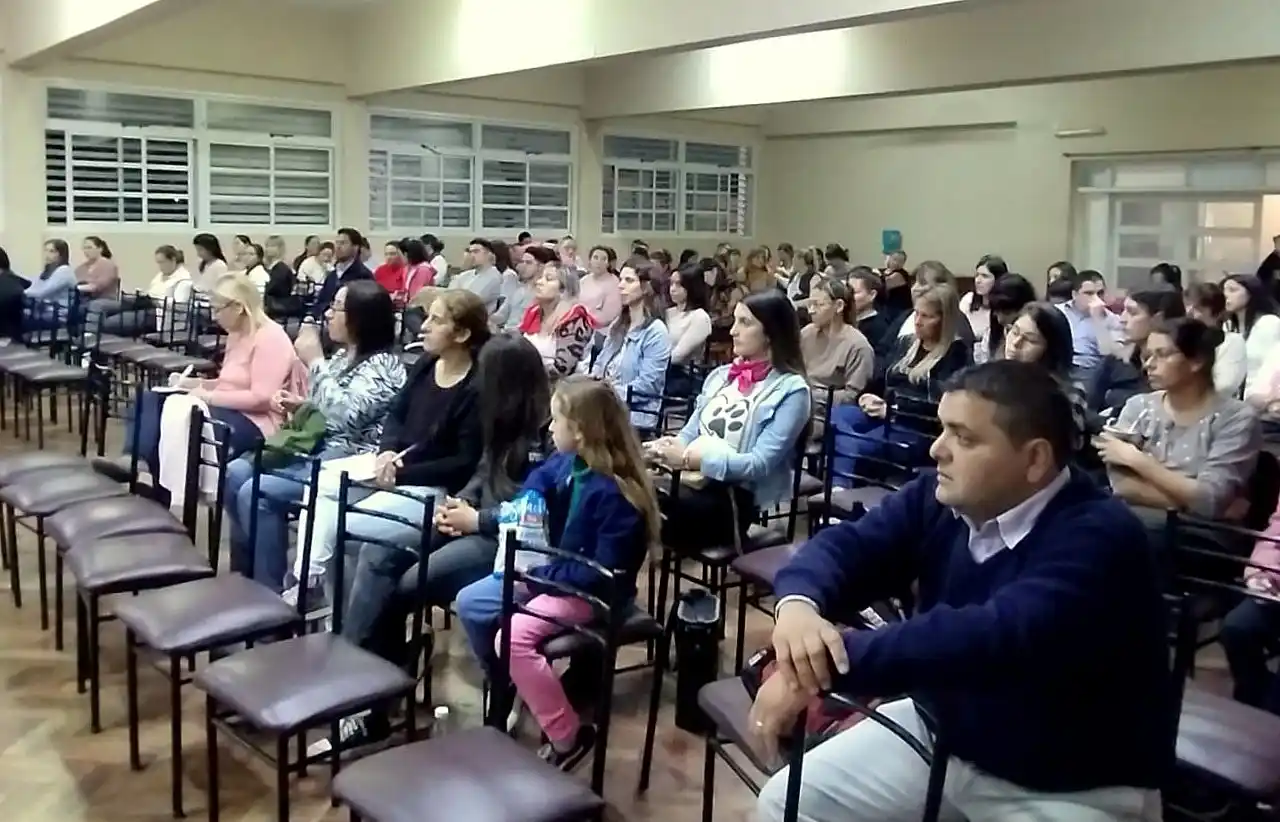 Una importante cantidad de docentes y estudiantes participaron de la capacitación.