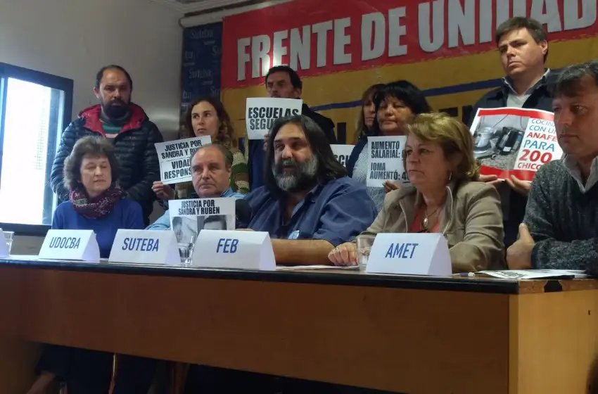 "La docencia se mantendrá en pie hasta que nos escuchen"
