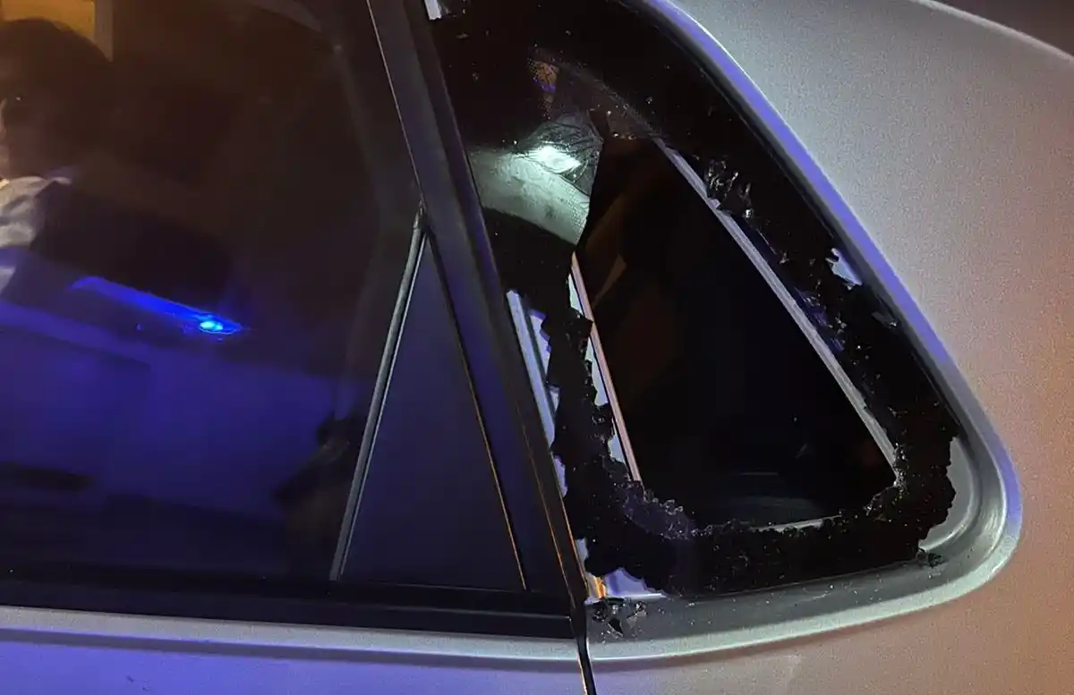 El adolescente rompió el vidrio ventilete trasero del auto estacionado en la intersección de Castelli y Santa Fe.