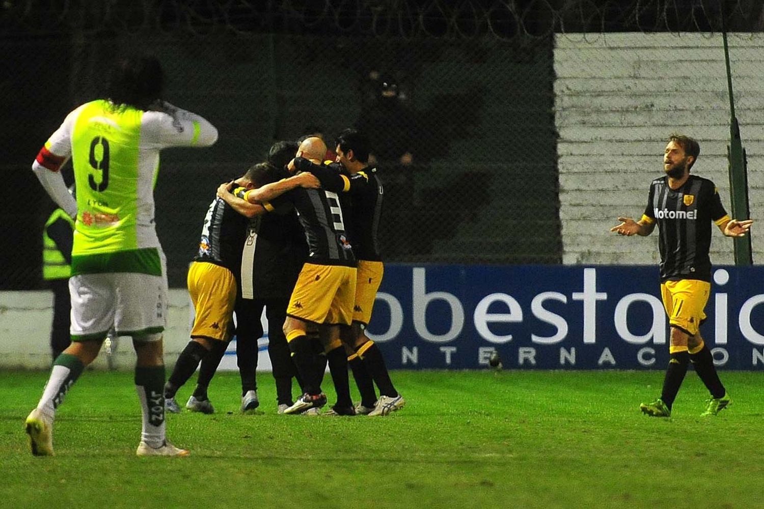 Con dos golazos, Santamarina lo dio vuelta y gana en San Luis