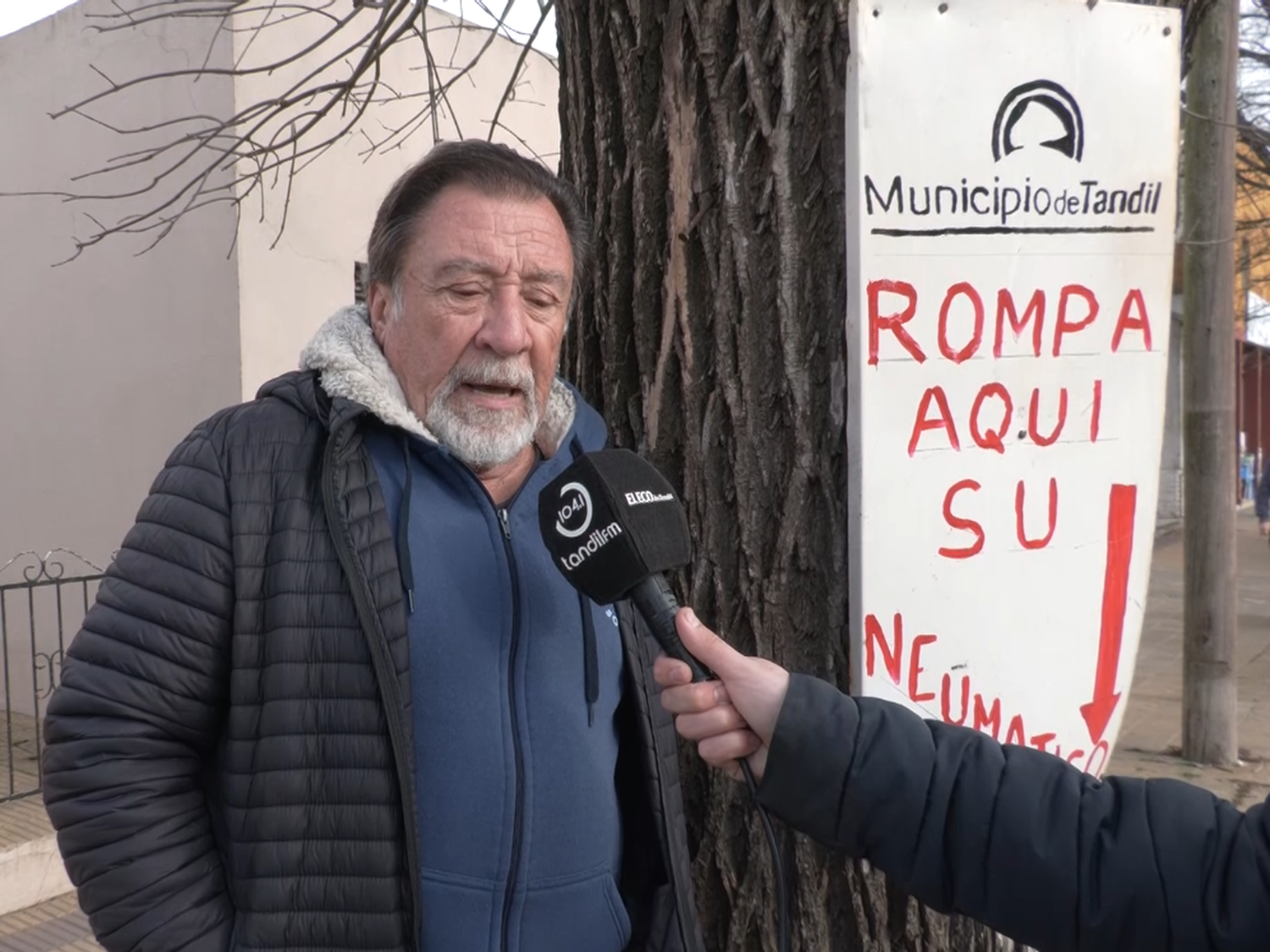 Otra ingeniosa queja vecinal: "Rompa aquí su neumático"