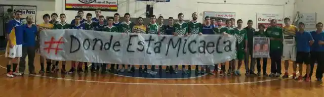 Bancario se presento en San Jose
portando una bandera de Micaela
