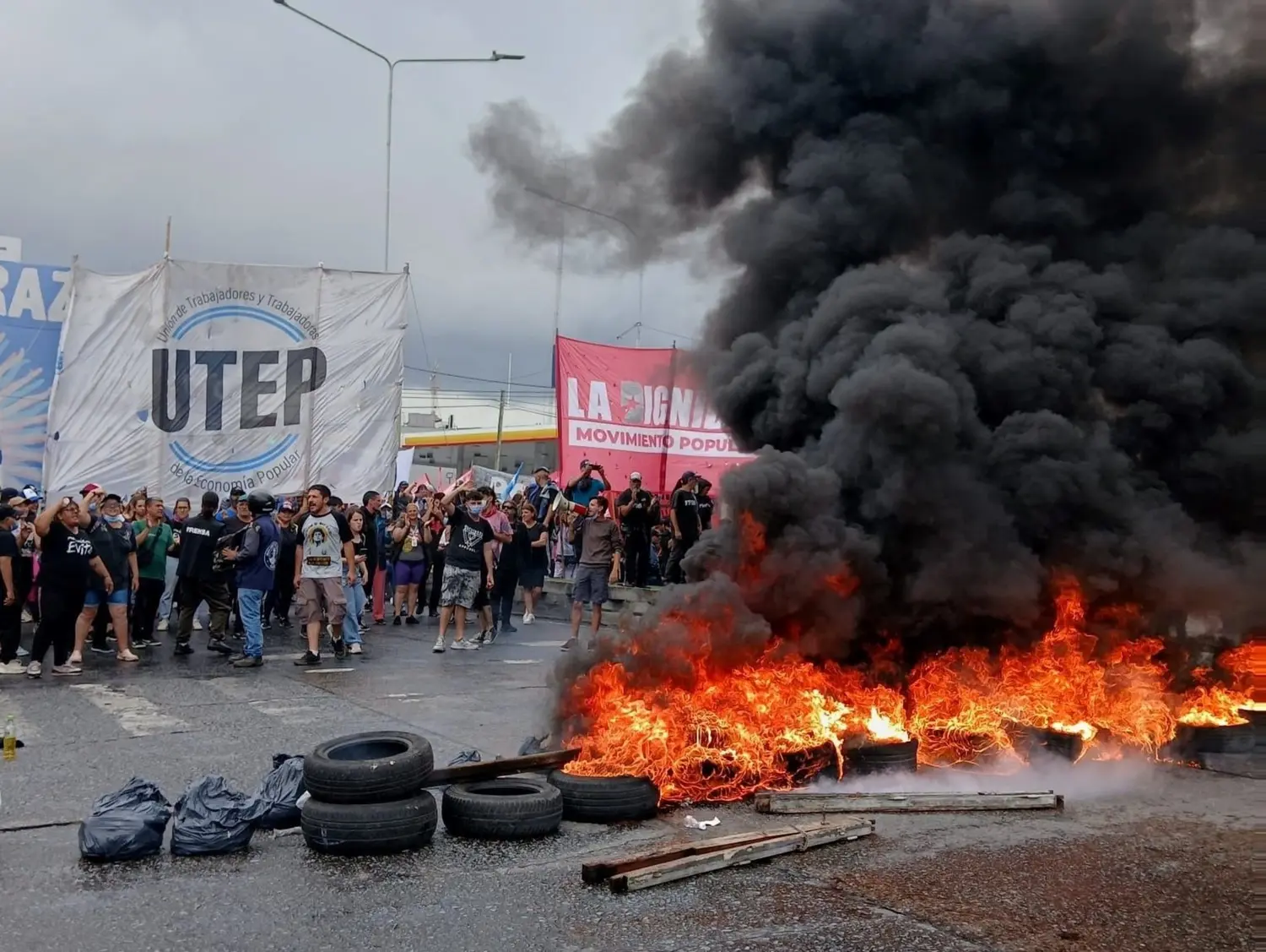 Tensión por protestas en accesos clave del conurbano bonaerense: hubo incidentes en Puente Pueyrredón, Saavedra y Ruta 3