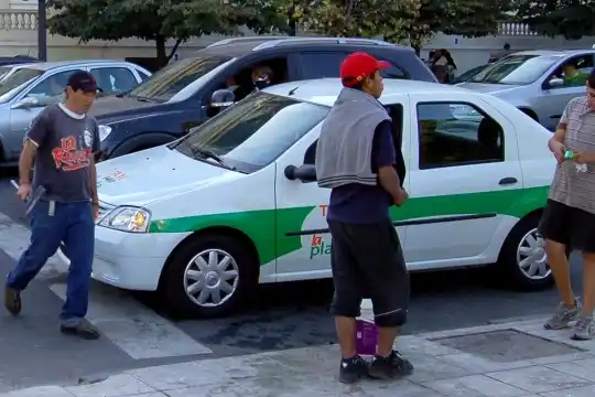 Buscan por ley prohibir a los «cuidacoches» y «limpiavidrios» en la provincia