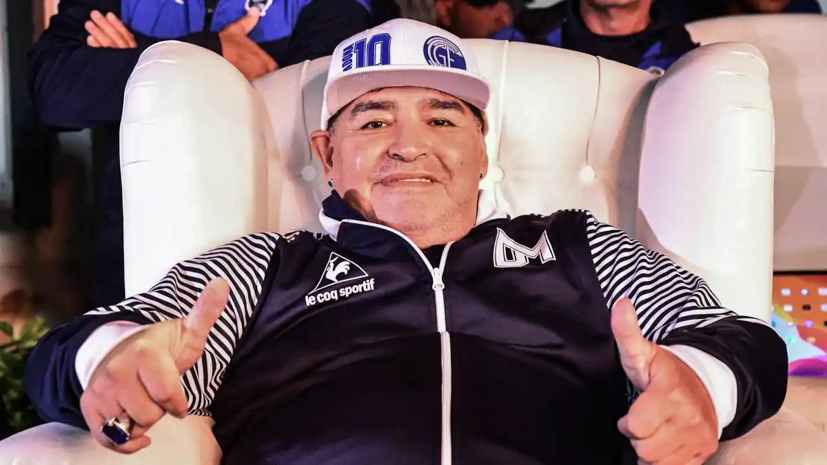 Maradona vuelve a La Bombonera, sin “trono” pero con reconocimiento