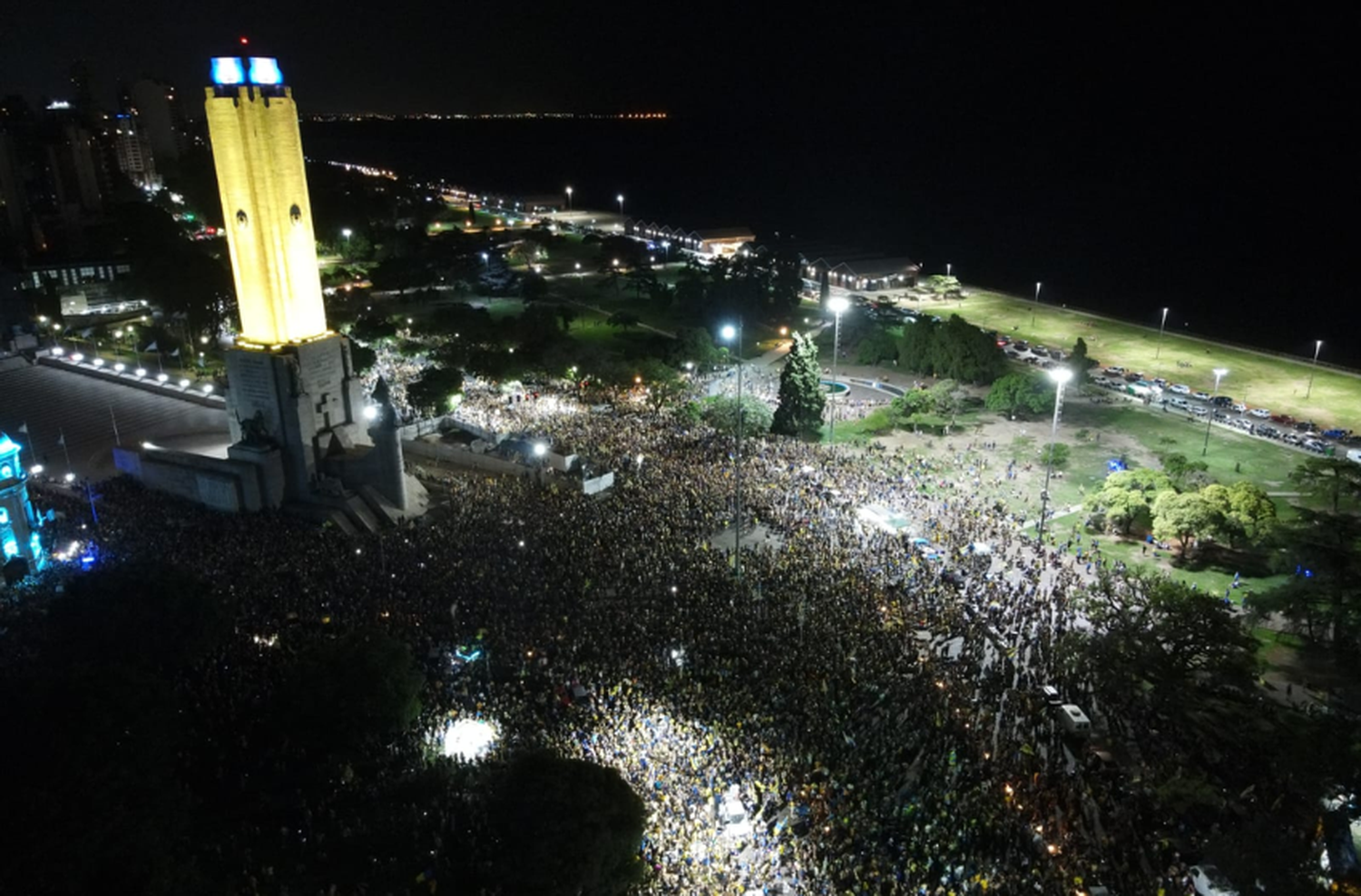 Central campeón: la gente tuvo su clásico festejo en el Monumento