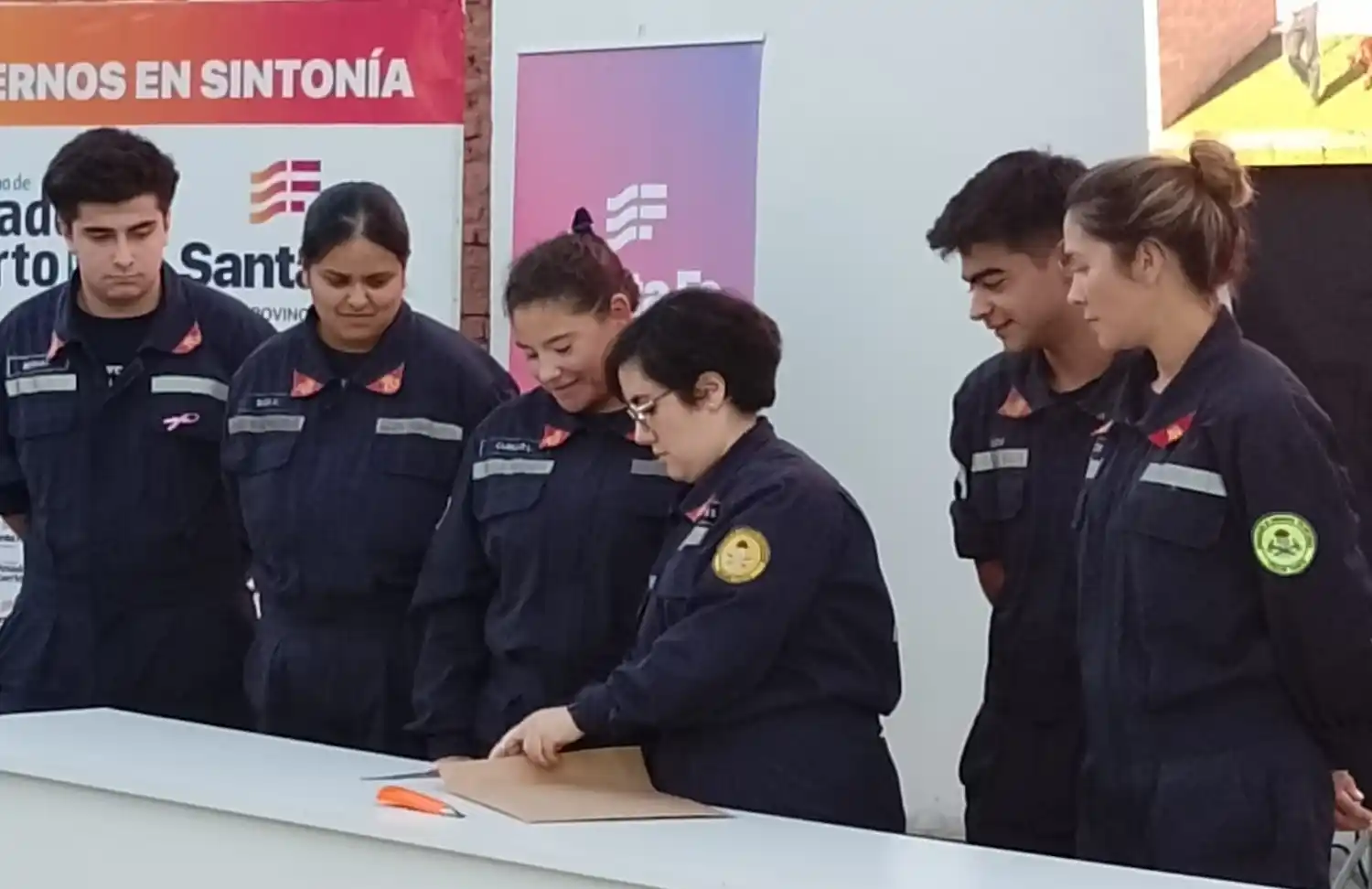 Uno de los sobres fue abierto por personal de Bomberos Voluntarios que tendrá un cupo en la entrega de las viviendas. Foto: Sur24.