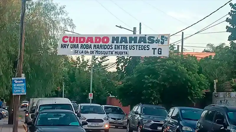 Pasacalle frente a una escuela advierte a las mamás sobre la “roba maridos”