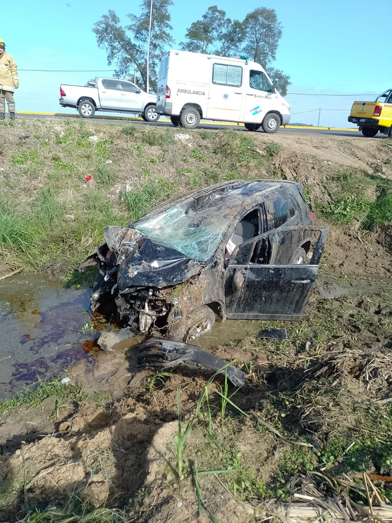 Conductor herido tras chocar una columna y caer a un zanjón