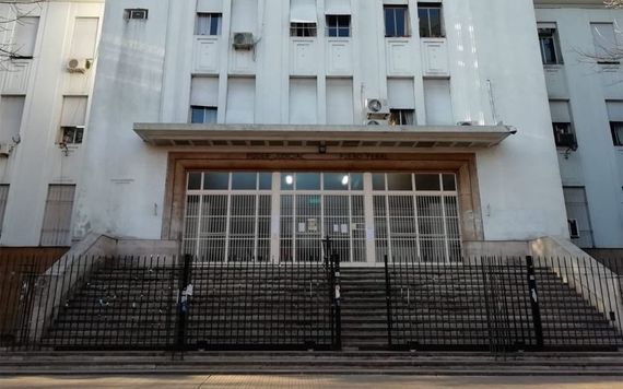 Era funcionario de asistencia a la víctimas de abuso y fue detenido por abusar de su hijastra