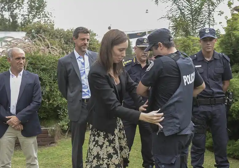 Seguridad: Vidal entregó chalecos antibalas a policías de Lanús