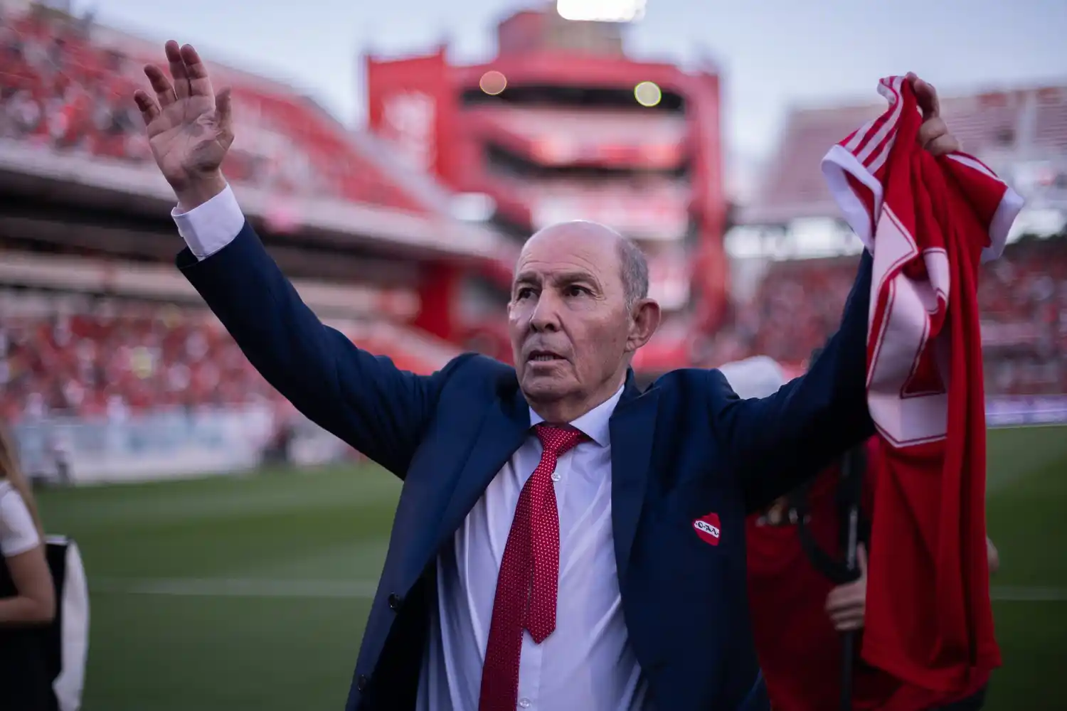 El “Bocha” siendo ovacionado por la gente de Independiente en el Libertadores de América