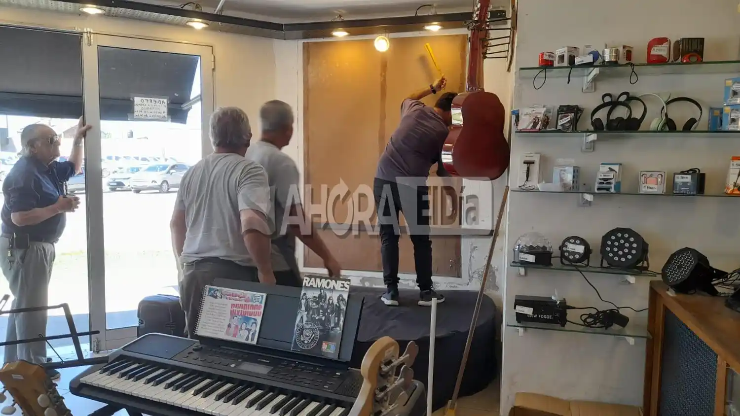 Rompieron de un piedrazo la vidriera de un negocio de música y se llevaron las guitarras más costosas del lugar