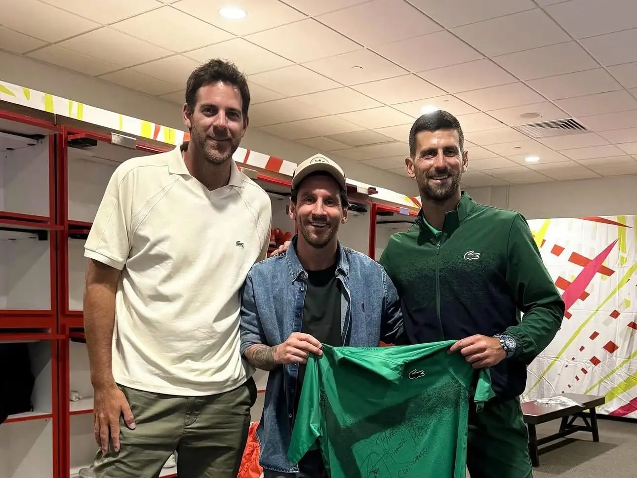 Messi, Djokovic y el extenista Juan Martín del Potro se encontraron en el vestuario.