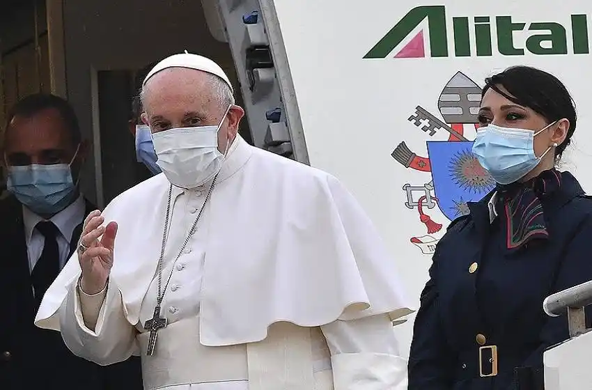 El papa Francisco fue operado con éxito de un problema en el colon