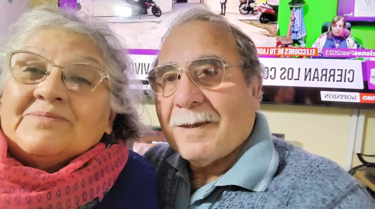 María y Luis mirando la transmisión