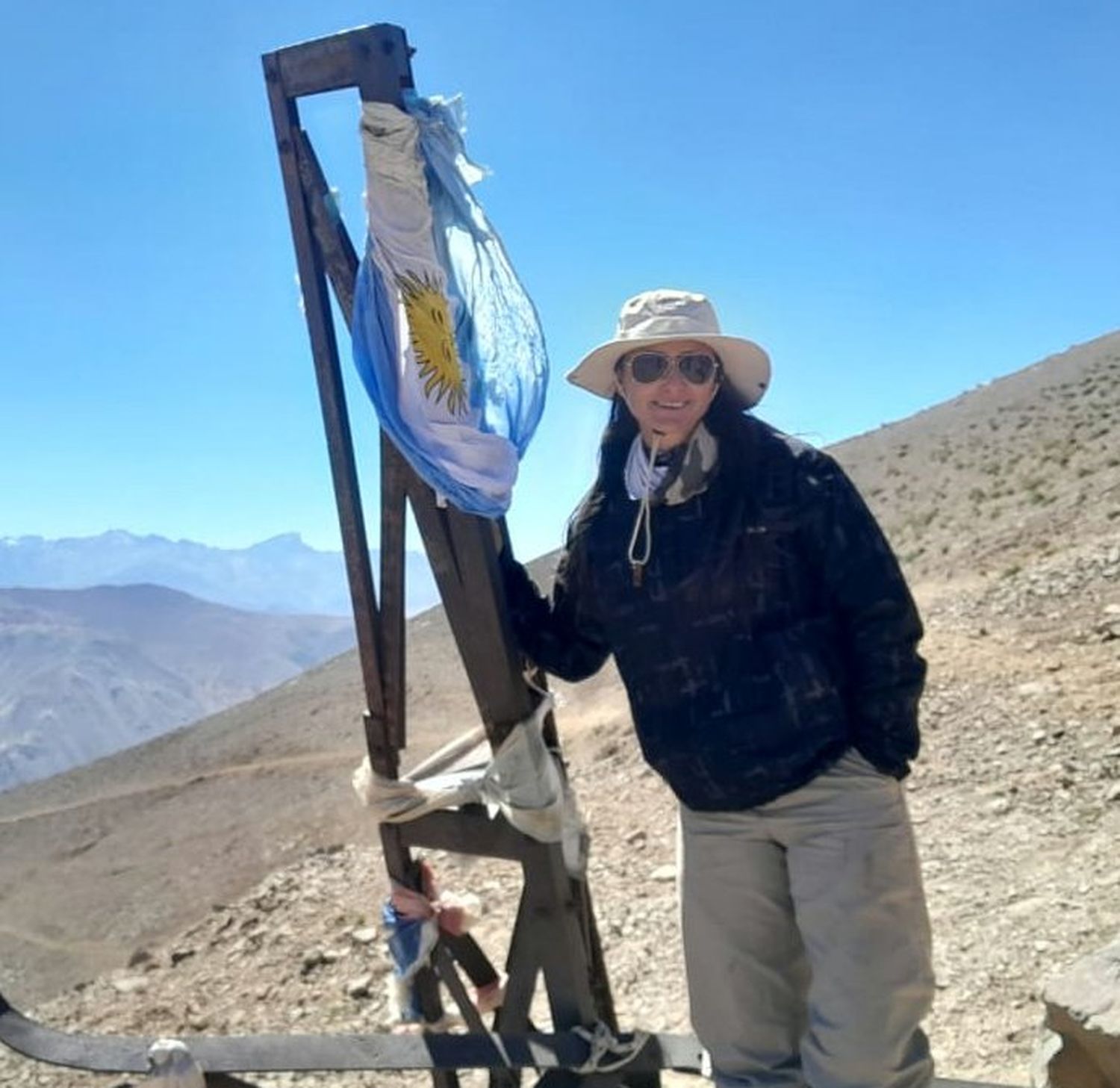Pilar junto a la Bandera Argentina-