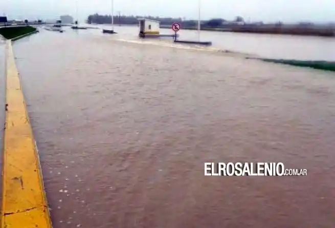 Por crecida de arroyo: Cortaron el "camino corto" a Pehuen Có