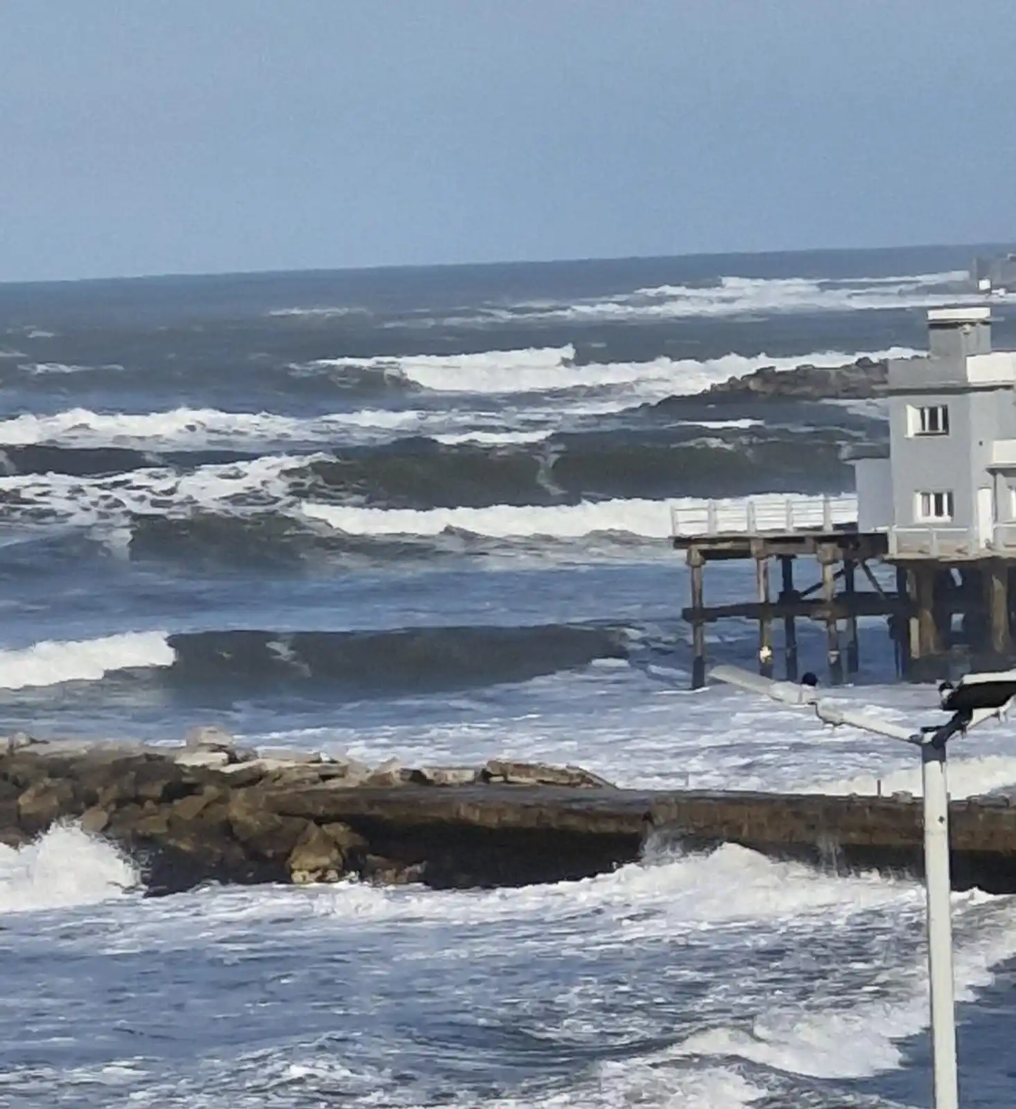 La advertencia surge tras la viralización de videos de personas nadando con bajas temperaturas y con fuerte oleaje.